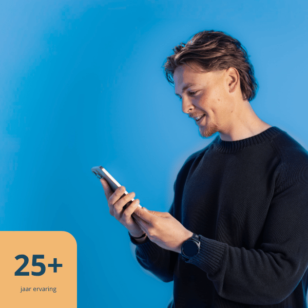 Man kijkt op telefoon in de Toppenberg app