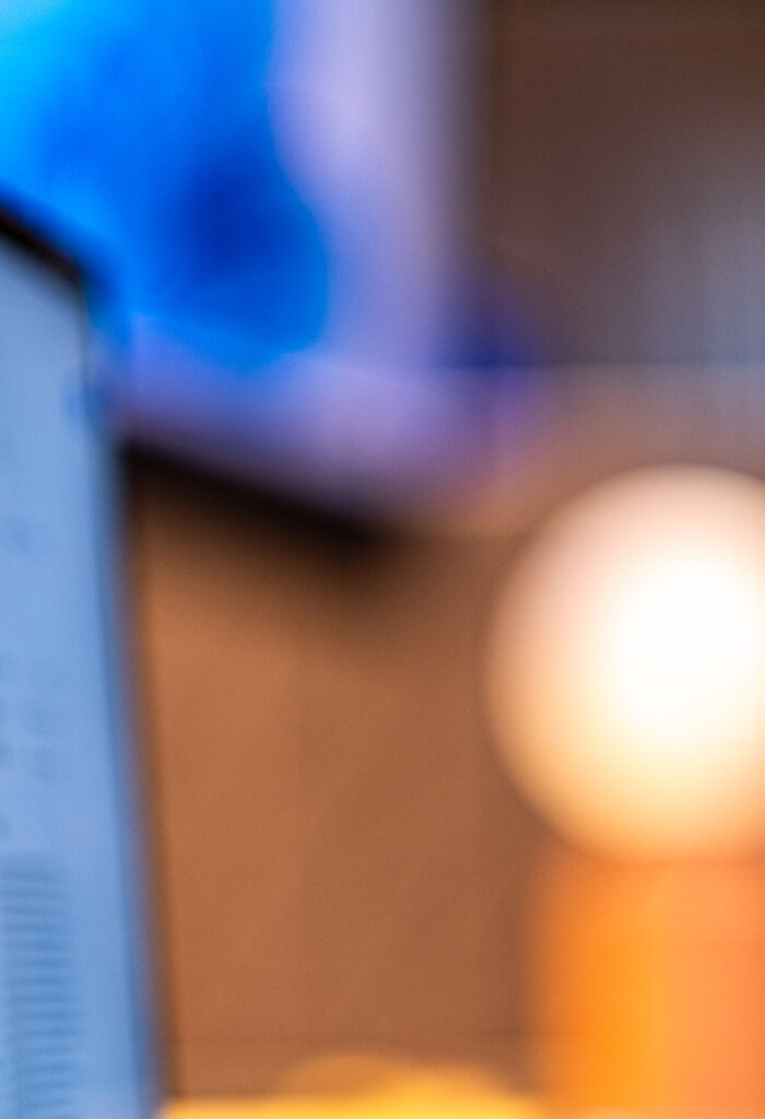 Laptop en licht op een tafel