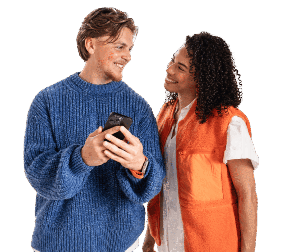 Man en vrouw kijken op telefoon